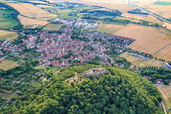 Vue aérienne de Vue de la ville en contrebas des ruines du château de Mühlburg à le quartier Mühlberg in Drei Gleichen dans le département Thuringe, Allemagne