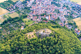 Vue aérienne de Ruines du château de Mühlburg à le quartier Mühlberg in Drei Gleichen dans le département Thuringe, Allemagne