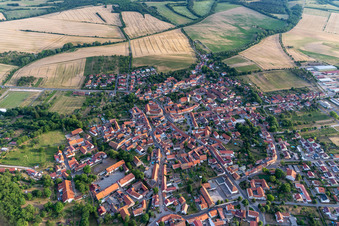 Vue aérienne de Vue de la ville depuis l'est à le quartier Mühlberg in Drei Gleichen dans le département Thuringe, Allemagne