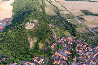 Vue aérienne de Ruines et vestiges des murs de l'ancien château et forteresse de Mühlburg à le quartier Mühlberg in Drei Gleichen dans le département Thuringe, Allemagne