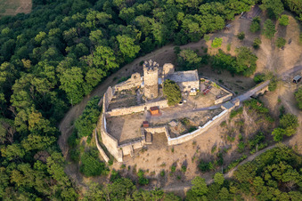 Vue oblique de Ruines et vestiges des murs de l'ancien château et forteresse de Mühlburg à le quartier Mühlberg in Drei Gleichen dans le département Thuringe, Allemagne