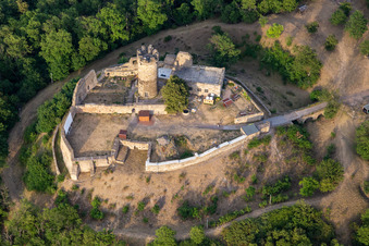 Vue aérienne de Ruines du château de Mühlburg vues de l'ouest à le quartier Mühlberg in Drei Gleichen dans le département Thuringe, Allemagne
