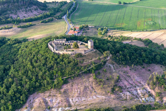Ruines et vestiges des murs de l'ancien complexe du château et de la forteresse Burg Gleichen sur la Thomas-Müntzer-Straße à le quartier Wandersleben in Drei Gleichen dans le département Thuringe, Allemagne d'en haut