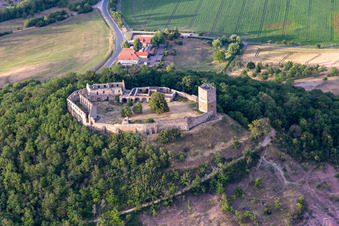 Ruines et vestiges des murs de l'ancien château et forteresse de Mühlburg à le quartier Mühlberg in Drei Gleichen dans le département Thuringe, Allemagne d'en haut