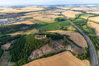 Ruines et vestiges des murs de l'ancien complexe du château et de la forteresse Burg Gleichen sur la Thomas-Müntzer-Straße à le quartier Wandersleben in Drei Gleichen dans le département Thuringe, Allemagne hors des airs