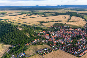 Vue aérienne de Vue de la ville en contrebas des ruines du château de Mühlburg depuis le nord à le quartier Mühlberg in Drei Gleichen dans le département Thuringe, Allemagne