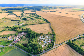 Vue aérienne de Camping Drei Gleichen au club de golf de Thuringe Drei Gleichen Mühlberg eV à le quartier Mühlberg in Drei Gleichen dans le département Thuringe, Allemagne