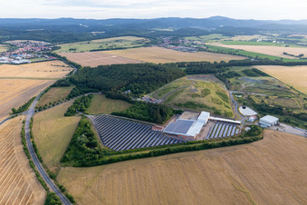 Vue aérienne de Rangées de panneaux du système photovoltaïque et du parc solaire ou de la centrale solaire de la décharge du service municipal des déchets du district de Gotha à Leinatal à le quartier Wipperoda in Georgenthal dans le département Thuringe, Allemagne