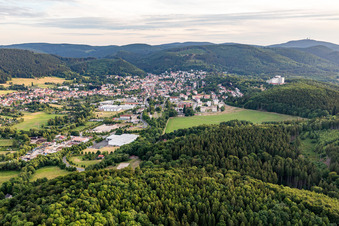 Vue aérienne de Vue de la ville depuis l'est à Friedrichroda dans le département Thuringe, Allemagne