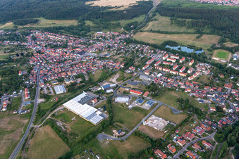 Vue aérienne de Centre-ville de rues et de maisons et de zones résidentielles entourées de forêts et de bois en Gräfenroda à le quartier Gräfenroda in Geratal dans le département Thuringe, Allemagne