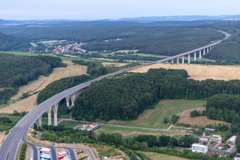 Vue aérienne de A71 Pont de la vallée de Gräfenroda à Geschwenda dans le département Thuringe, Allemagne