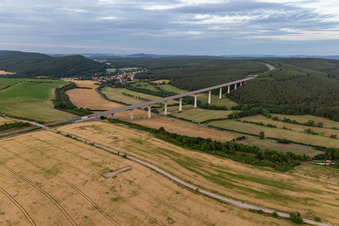 Vue aérienne de Tracé et voies le long du viaduc autoroutier de la BAB A71 en Geraberg à le quartier Geraberg in Geratal dans le département Thuringe, Allemagne