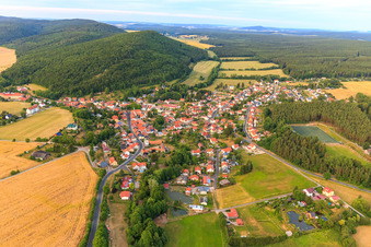 Vue aérienne de Vue de la ville depuis l'ouest à Martinroda dans le département Thuringe, Allemagne