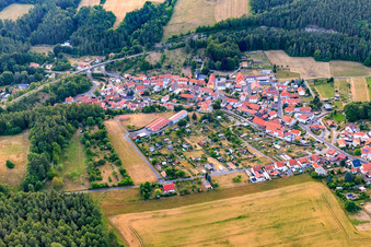Vue aérienne de Village sous le pont ferroviaire à le quartier Angelroda in Martinroda dans le département Thuringe, Allemagne