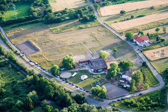 Reithof Trab eV - Équitation thérapeutique sur le lac de Constance à le quartier Wollmatingen in Konstanz dans le département Bade-Wurtemberg, Allemagne du point de vue du drone