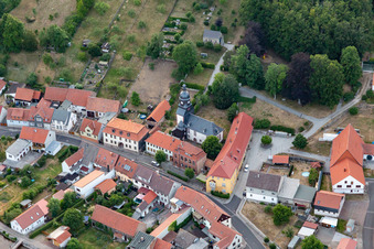 Vue aérienne de Bâtiment d'église au centre-ville à le quartier Angelroda in Martinroda dans le département Thuringe, Allemagne