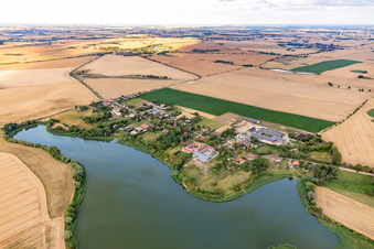 Vue aérienne de Vue du village au bord du lac Seelübber à le quartier Seelübbe in Prenzlau dans le département Brandebourg, Allemagne