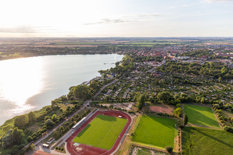 Vue aérienne de Uckerstadion sur l'Uckersee à Prenzlau dans le département Brandebourg, Allemagne