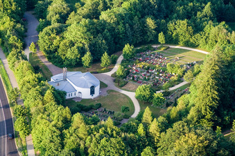 Vue aérienne de Cimetière à le quartier Litzelstetten in Konstanz dans le département Bade-Wurtemberg, Allemagne