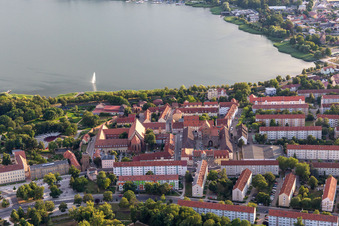Vue aérienne de Promenade au bord du lac et St. Nikolai (église du monastère) à Prenzlau dans le département Brandebourg, Allemagne