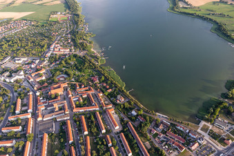 Vue aérienne de Promenade au bord de l'eau et scène en plein air Prenzlau dans le Seepark Prenzlau à Prenzlau dans le département Brandebourg, Allemagne