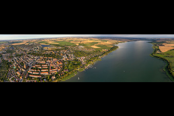 Vue aérienne de Perspective panoramique des zones riveraines de la station balnéaire Prenzlau sur l'Unteruckersee à Prenzlau dans le département Brandebourg, Allemagne