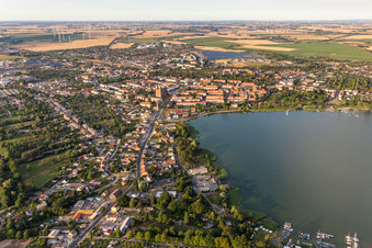 Vue aérienne de Vue de la ville depuis l'ouest avec la B109 et la Badestraße sur la rive de l'Unteruckersee à Prenzlau dans le département Brandebourg, Allemagne