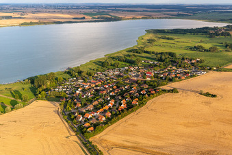 Vue aérienne de Zones riveraines du lac Unteruckersee en Röpersdorf à le quartier Röpersdorf in Nordwestuckermark dans le département Brandebourg, Allemagne