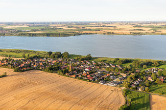 Vue aérienne de Vue du village au bord du lac Unteruckersee à le quartier Röpersdorf in Nordwestuckermark dans le département Brandebourg, Allemagne