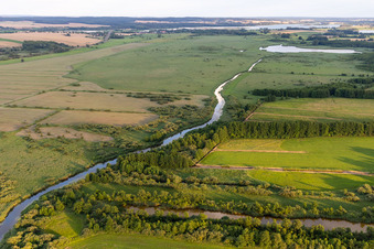 Vue aérienne de Parcours du canal et zones riveraines du canal entre Ober- et Unteruckersee en Seelübbe à le quartier Seelübbe in Prenzlau dans le département Brandebourg, Allemagne