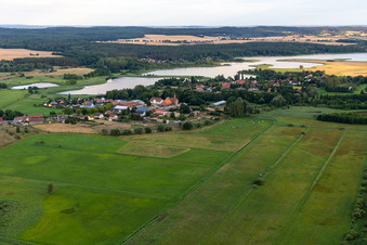 Vue aérienne de Vue du village depuis le nord à Oberuckersee à le quartier Potzlow in Oberuckersee dans le département Brandebourg, Allemagne