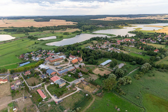 Vue aérienne de Vue du village depuis le nord-ouest au lac Lanke à le quartier Seehausen in Oberuckersee dans le département Brandebourg, Allemagne