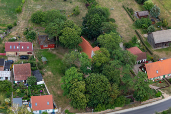 Vue aérienne de Église du village Seehausen à le quartier Seehausen in Oberuckersee dans le département Brandebourg, Allemagne