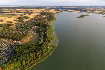 Vue aérienne de Zone de baignade Warnitz à Oberuckersee à le quartier Warnitz in Oberuckersee dans le département Brandebourg, Allemagne