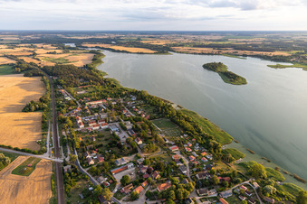 Vue aérienne de Zones riveraines sur la superficie du lac de Oberuckersee à Warnitz à le quartier Warnitz in Oberuckersee dans le département Brandebourg, Allemagne