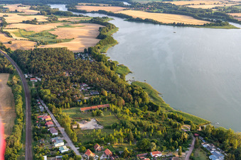 Vue aérienne de Camping à Oberuckersee à le quartier Warnitz in Oberuckersee dans le département Brandebourg, Allemagne