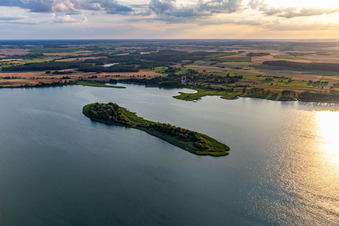 Vue aérienne de Île en Oberuckersee à le quartier Warnitz in Oberuckersee dans le département Brandebourg, Allemagne