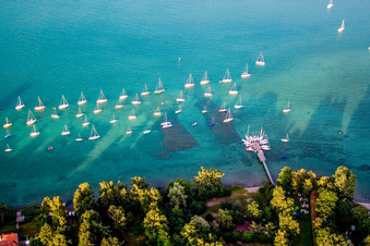 Vue aérienne de Port de plaisance avec postes d'amarrage et postes d'amarrage pour bateaux de plaisance sur les rives du lac de Constance à le quartier Litzelstetten in Konstanz dans le département Bade-Wurtemberg, Allemagne
