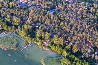 Vue aérienne de Amarrages pour canoës et amarrages sur la zone côtière du camping à Oberuckersee à le quartier Warnitz in Oberuckersee dans le département Brandebourg, Allemagne
