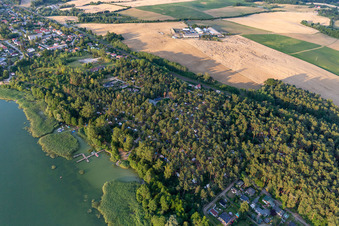 Camping à Oberuckersee à le quartier Warnitz in Oberuckersee dans le département Brandebourg, Allemagne hors des airs