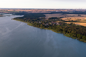 Vue aérienne de Vue du village à Oberuckersee à le quartier Warnitz in Oberuckersee dans le département Brandebourg, Allemagne