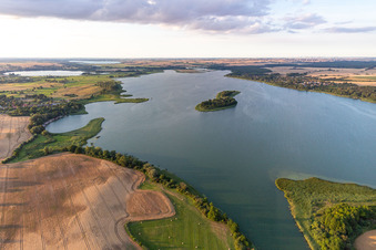 Vue aérienne de Zones côtières de l'île du lac en Oberuckersee à le quartier Warnitz in Oberuckersee dans le département Brandebourg, Allemagne