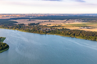 Vue aérienne de Vue du village sur Oberuckersee depuis le sud-ouest à le quartier Warnitz in Oberuckersee dans le département Brandebourg, Allemagne