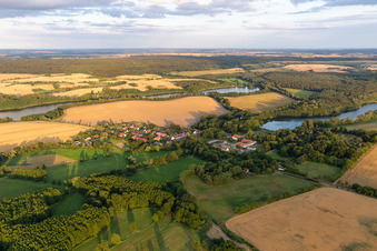 Vue aérienne de Bon Suckow à le quartier Suckow in Flieth-Stegelitz dans le département Brandebourg, Allemagne