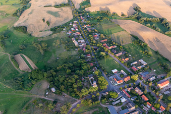 Vue aérienne de Suckower Straße avec les ruines de l'église Flieth à le quartier Flieth in Flieth-Stegelitz dans le département Brandebourg, Allemagne