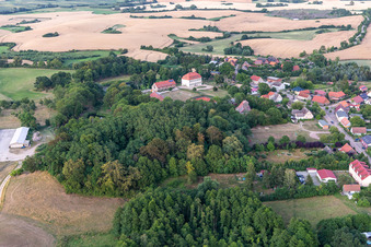 Vue aérienne de Vue du village depuis l'ouest avec le domaine de Fredenwalde à le quartier Groß Fredenwalde in Gerswalde dans le département Brandebourg, Allemagne