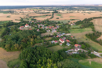 Vue aérienne de Vue du village depuis l'ouest avec le domaine de Fredenwalde à le quartier Groß Fredenwalde in Gerswalde dans le département Brandebourg, Allemagne