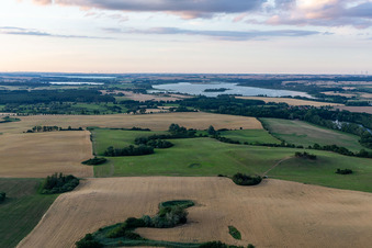 Vue aérienne de Vue de l'Oberuckersee depuis le sud-ouest à le quartier Suckow in Flieth-Stegelitz dans le département Brandebourg, Allemagne