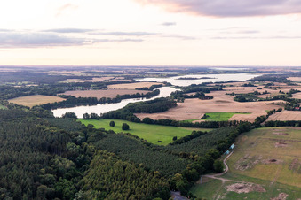 Vue aérienne de Grand Lanke à Oberuckersee dans le département Brandebourg, Allemagne