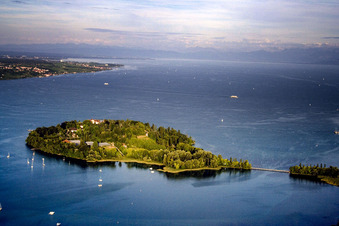 Vue aérienne de Île du lac Mainau dans le lac de Constance à le quartier Litzelstetten in Konstanz dans le département Bade-Wurtemberg, Allemagne